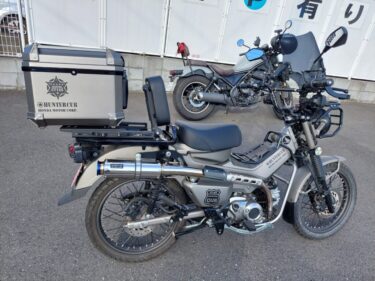 ボディ同色でおしゃれなリアボックス！荷台とタンデムシートも併用できる：通販でパーツを買うハンターカブカスタム第19回